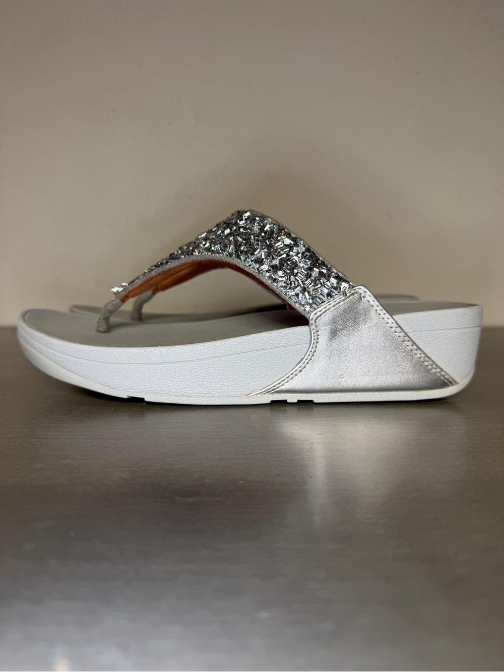 FitFlop Fleur Silver/Pewter Flower Comfort Wedge Flip Flop Thong Sandals US 8 - Picture 3 of 9